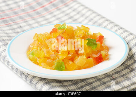 Assiette de fruits tropicaux confits sur torchon à carreaux Banque D'Images