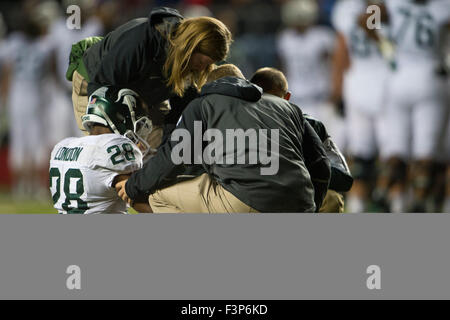 Piscataway, NJ, USA. 10 Oct, 2015. Michigan State Spartans tournant retour Madre London (28) est aidé par le personnel après avoir été blessés dans la seconde moitié pendant le jeu entre les Michigan State Spartans et Rutgers Scarlet Knights à Highpoint Solutions Stadium à Piscataway, New Jersey. Michigan State Spartans Rutgers Scarlet Knights défaite 31-24. Crédit obligatoire : Kostas Lymperopoulos/CSM, © csm/Alamy Live News Banque D'Images