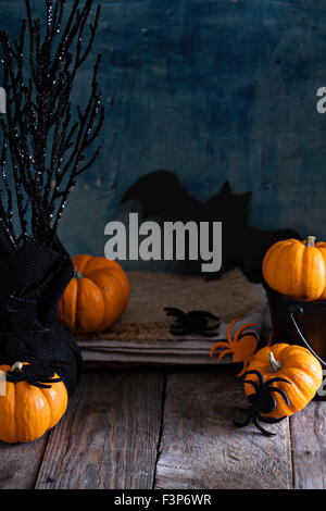 Peu de citrouilles décorées Halloween sur table avec des araignées et des chauves-souris Banque D'Images