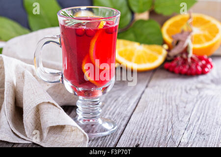 Punch aux canneberges et à l'orange avec la cannelle et le romarin dans un verre Banque D'Images