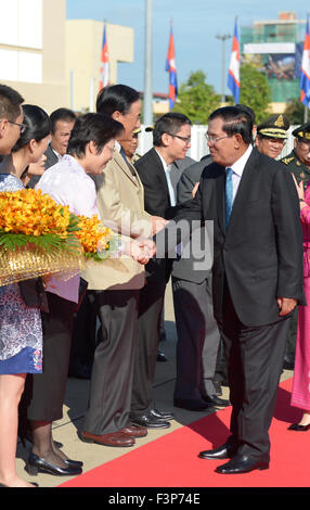 Phnom Penh, Cambodge. Oct 11, 2015. Le Premier ministre cambodgien Hun Sen (R), serre la main avec l'Ambassadeur de Chine au Cambodge Bu Jianguo avant son départ à Phnom Penh, capitale du Cambodge, 11 octobre 2015. Hun Sen a quitté Phnom Penh le dimanche pour une série de réunions internationales en Chine, Macao et Pékin qui se tiendra du 12 au 17 octobre, un haut fonctionnaire a dit. Credit : Sovannara/Xinhua/Alamy Live News Banque D'Images