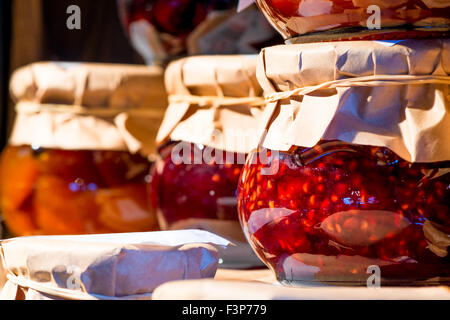 Pots de confiture sont sur l'étagère dans la penderie libre Banque D'Images