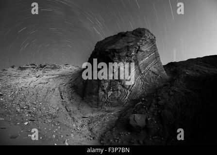 Scène de désert avec star trails et sand stone rock formation Banque D'Images