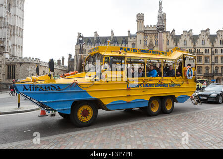 Un London Duck Tours conduite d'autobus grâce à Westminster à Londres Banque D'Images