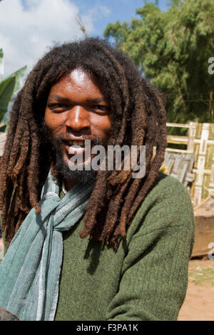 L'Afrique, l'Éthiopie, région de l'Omo, Dorze, Chencha village. Portrait de jeune homme dans des vêtements modernes Banque D'Images