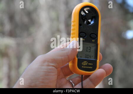 Station météo à main Anémomètre et thermomètre Banque D'Images