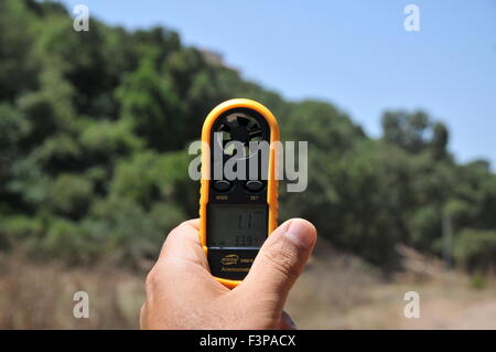 Station météo à main Anémomètre et thermomètre Banque D'Images