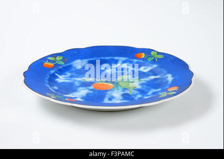 Plaque bleu vide avec des fraises sur fond blanc Banque D'Images