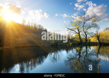 Plein soleil sur la rivière en automne le matin Banque D'Images