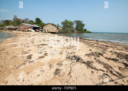 Vie à Koh Pou (également Koh Koh Pos ou Pau) Island près de l'île de lapin et eaux vietnamiennes - Kep Province, au Cambodge. Banque D'Images