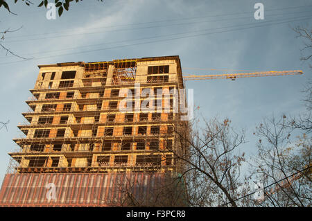 Construction de l'immeuble de grande hauteur à Moscou le Yaroslavskaya street, lumière du soir Banque D'Images