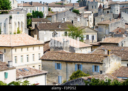 Un tir de toits à travers la ville de St Emilion dans la région des vins de Bordeaux de France Banque D'Images
