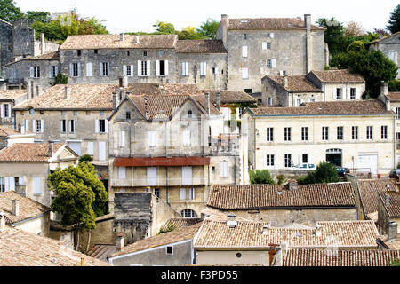 Un tir de toits à travers la ville de Saint Emilion dans la région des vins de Bordeaux de France Banque D'Images