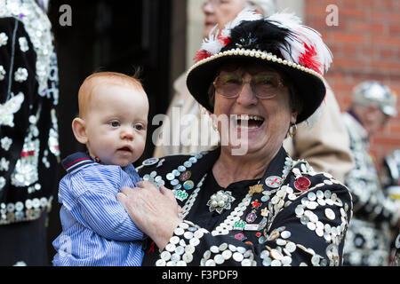 Londres, Royaume-Uni. 11/10/15. Ollie, 7 mois, célèbre sa première Fête des vendanges avec arrière-grand-mère Carole Jolly, le Pearly reine de Crystal Palace. Pearly Kings and Queens se rassemblent à l'église St Paul (l'Église) des acteurs à Covent Garden pour célébrer la récolte annuelle Festival avec une masse de la paroisse. Crédit : Images éclatantes/Alamy Live News Banque D'Images