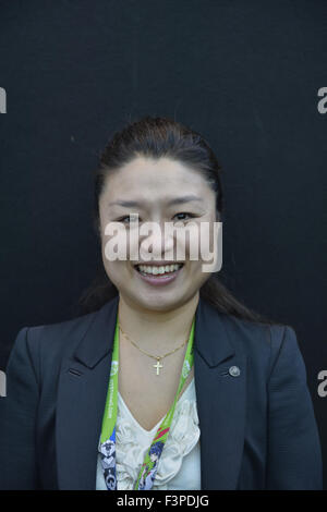 New York City, New York, USA. 10 Oct, 2015. SOYEON YI, le premier dans l'espace, de la Corée du Sud est un panel sur l'espace Secret s'échappe - La Vie réelle gravité, à la 10e édition de la New York Comic Con. Espace Secret s'échappe est une nouvelle série prévue pour novembre sur le Discovery Science Channel. Né en 1978, Yi est allé dans l'espace lorsqu'elle avait 29 ans, voyageant sur le vaisseau Soyouz TMA-12 à la Station spatiale internationale (ISS). Les Jeux de 2015 devrait être le plus grand jamais, plus de 160 000 participants au cours de la journée 4 ReedPOP événement, du 8 octobre au 11 octobre, au Javits Center à Manh Banque D'Images