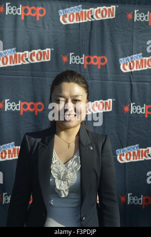 New York City, New York, USA. 10 Oct, 2015. SOYEON YI, le premier dans l'espace, de la Corée du Sud est un panel sur l'espace Secret s'échappe - La Vie réelle gravité, à la 10e édition de la New York Comic Con. Espace Secret s'échappe est une nouvelle série prévue pour novembre sur le Discovery Science Channel. Né en 1978, Yi est allé dans l'espace lorsqu'elle avait 29 ans, voyageant sur le vaisseau Soyouz TMA-12 à la Station spatiale internationale (ISS). Les Jeux de 2015 devrait être le plus grand jamais, plus de 160 000 participants au cours de la journée 4 ReedPOP événement, du 8 octobre au 11 octobre, au Javits Center à Manh Banque D'Images