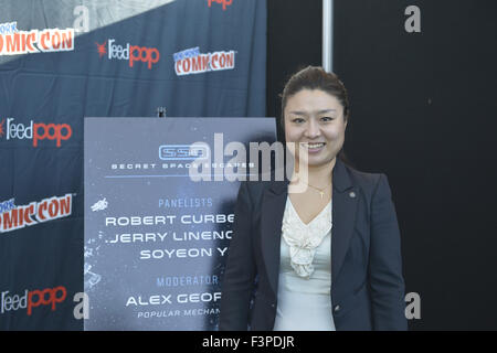 New York City, New York, USA. 10 Oct, 2015. SOYEON YI, le premier dans l'espace, de la Corée du Sud est un panel sur l'espace Secret s'échappe - La Vie réelle gravité, à la 10e édition de la New York Comic Con. Espace Secret s'échappe est une nouvelle série prévue pour novembre sur le Discovery Science Channel. Né en 1978, Yi est allé dans l'espace lorsqu'elle avait 29 ans, voyageant sur le vaisseau Soyouz TMA-12 à la Station spatiale internationale (ISS). Les Jeux de 2015 devrait être le plus grand jamais, plus de 160 000 participants au cours de la journée 4 ReedPOP événement, du 8 octobre au 11 octobre, au Javits Center à Manh Banque D'Images