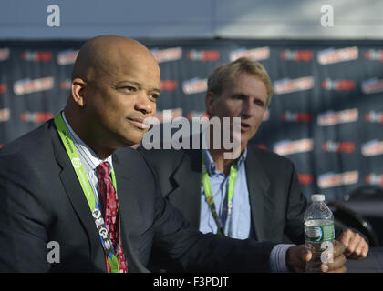 New York City, New York, USA. 10 Oct, 2015. L-R, l'astronaute Robert Curbeam (beamer) qui est en ce moment à égalité pour l'enregistrement pour la plupart des sorties dans l'espace (4) au cours d'une seule mission, et le capitaine Jerry LINENGER, un ancien astronaute de la NASA et d'un médecin de l'United States Navy, sont deux des participants sur l'espace Secret s'échappe - La Vie réelle gravité, à la 10e édition de la New York Comic Con. Espace Secret s'échappe est une nouvelle série prévue pour novembre sur le Discovery Science Channel. Les Jeux de 2015 devrait être le plus grand jamais, plus de 160 000 participants au cours de la 4 e jour ReedPOP Banque D'Images