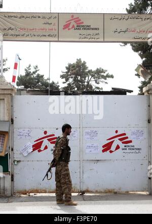 (151011) -- KUNDUZ, 11 octobre 2015 (Xinhua) -- Un policier monte la garde en face de Médecins Sans Frontières (MSF) hôpital détruit par une frappe aérienne américaine dans la ville de Kunduz, la capitale de la province de Kunduz dans le nord de l'Afghanistan, le 11 octobre 2015. L'armée américaine, qui aurait effectué des frappes aériennes à l'appui des forces afghanes, frappé par inadvertance un hôpital dirigé par MSF samedi dernier, tuant 22, y compris 12 membres du personnel médical et en blessant 37 autres. (Xinhua/Omid) Banque D'Images