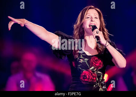 Erfurt, Allemagne. 10 Oct, 2015. La chanteuse gréco-allemande Vicky Leandros à l'ARD TV en direct show '150 Jahre Schlager - Das große Fest zum Jubilaeum' (lit. 150 ans de Schlager - la grande célébration du jubilé), à Erfurt, Allemagne, 10 octobre 2015. PHOTO : ANDREAS LANDER/DPA - AUCUN FIL SERVICE - © dpa/Alamy Live News Banque D'Images