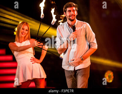 Erfurt, Allemagne. 10 Oct, 2015. La chanteuse pop espagnol Alvaro Soler effectuant à l'ARD live TV show "150 Jahre Schlager - Das große Fest zum Jubilaeum' (lit. 150 ans de Schlager - la grande célébration du jubilé), à Erfurt, Allemagne, 10 octobre 2015. PHOTO : ANDREAS LANDER/DPA - AUCUN FIL SERVICE - © dpa/Alamy Live News Banque D'Images