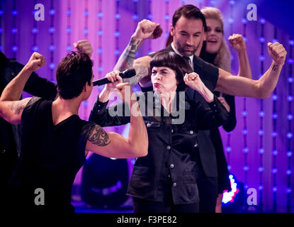 Erfurt, Allemagne. 10 Oct, 2015. La chanteuse française Mireille Mathieu à l'exécution de l'ARD live TV show "150 Jahre Schlager - Das große Fest zum Jubilaeum' (lit. 150 ans de Schlager - la grande célébration du jubilé), à Erfurt, Allemagne, 10 octobre 2015. PHOTO : ANDREAS LANDER/DPA - AUCUN FIL SERVICE - © dpa/Alamy Live News Banque D'Images