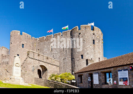 La porterie du 12ème siècle château de Pembroke, Pembrokeshire, Pays de Galles, Royaume-Uni Banque D'Images