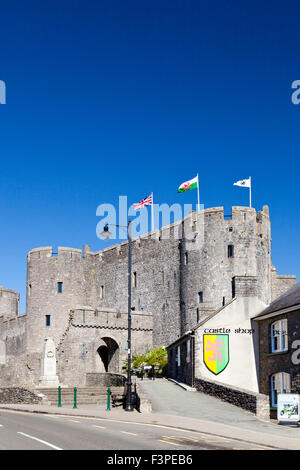 La porterie du 12ème siècle château de Pembroke, Pembrokeshire, Pays de Galles, Royaume-Uni Banque D'Images