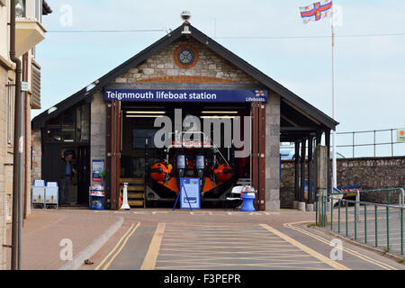 Royal Naval (RNLI Lifeboat Institute) station de sauvetage à l'arrière plage de Teignmouth, Devon, Angleterre Banque D'Images