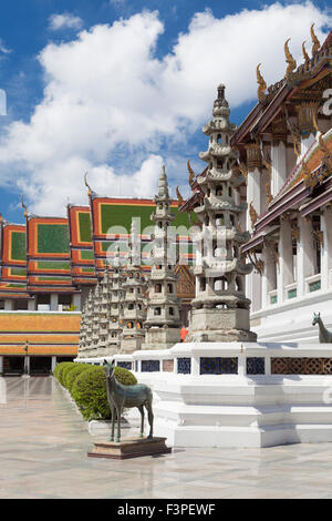 La cour de Wat Suthat Thepwararam, Bangkok, Thaïlande Banque D'Images