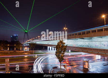 Bratislava, Slovaquie. 10 octobre 2015, Tour de lumière - Installation laser sur les OVNI de SNP Pont pendant nuit blanche de Bratislava, Slovaquie le 10 octobre 2015 Credit : Lubos Paukeje/Alamy Live News Banque D'Images