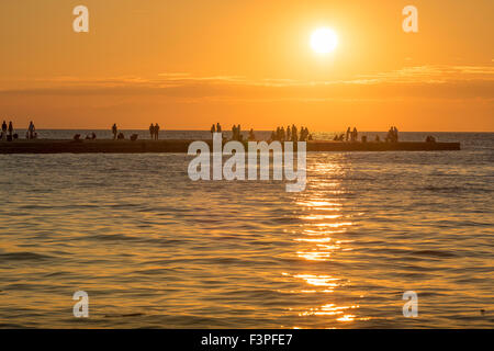Le port de Trieste, coucher de soleil sur le port le port Molo Audace à Trieste, Italie. Banque D'Images