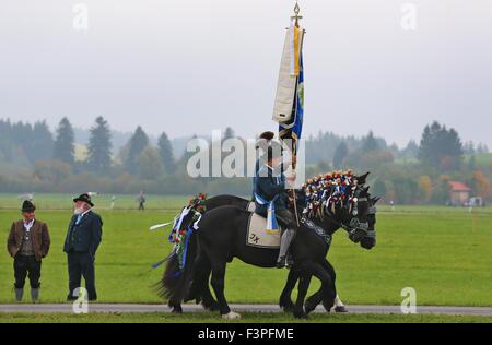 Füssen, Allemagne. Oct 11, 2015. Les hommes en costume traditionnel bavarois décoration de fête en chevaux près de Füssen, Allemagne, 11 octobre 2015. Ils participent à la fête de saint Coloman, qui est célébrée à Schwangau chaque année. Les coureurs prennent part à une procession et messe, au cours de laquelle les chevaux sont bénis. Selon la légende, l'Irlandais Coloman reposé, prêché et vécu en troupeaux bovins dans Schwangau pendant son pèlerinage de l'Irlande à Jérusalem. PHOTO : Karl Josef OPIM/DPA/Alamy Live News Banque D'Images