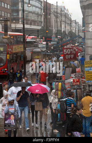 Londres, Royaume-Uni, 14 août 2015, Oxford street dans la pluie. Banque D'Images