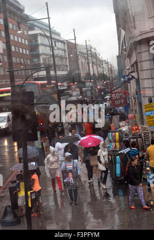 Londres, Royaume-Uni, 14 août 2015, Oxford street dans la pluie. Banque D'Images