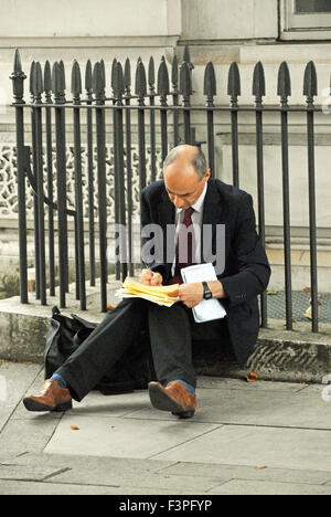 Londres, Royaume-Uni, 14 août 2015, journaliste au travail à l'extérieur de Westminster le Tribunal de la Couronne. Banque D'Images