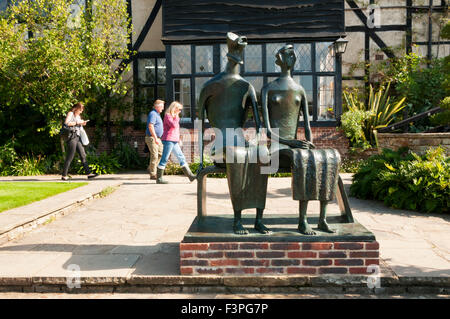 Henry Moore's roi et reine à la Royal Horticultural Society Gardens, Wisley à Surrey. Banque D'Images