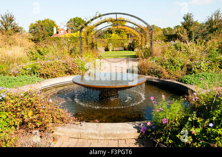 Un jardin de style cottage avec une fontaine d'eau à la Royal Horticultural Society Gardens, Wisley à Surrey. Banque D'Images