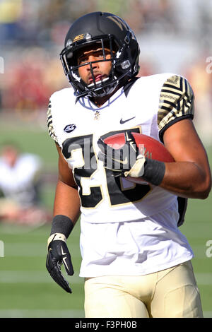 10 octobre 2015, Chestnut Hill, MA, USA ; service démon des forêts aux diacres d'utiliser de nouveau Dezmond Wortham (20) se réchauffe avant de la NCAA football match entre le Boston College Eagles et Wake Forest Demon diacres à Alumni Stadium. Service Forest défait Boston College 3-0. Anthony Nesmith/Cal Sport Media Banque D'Images