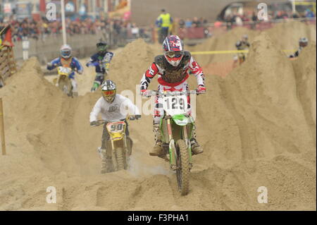 Weymouth, Dorset, UK - 11 octobre 2015. Lion's Beach annuel week-end de motocross sur plage de Weymouth. Weymouth et Portland Lion's organisent conjointement l'événement populaire avec club de motocross de Purbeck qui attire des centaines de coureurs, dont le test eux-mêmes sur la plage difficile course - Riders en compétition sur le cours devant plusieurs centaines de spectateurs - Photo : Graham Hunt/Alamy Live News Banque D'Images