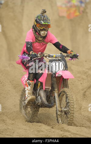 Weymouth, Dorset, UK - 11 octobre 2015. Lion's Beach annuel week-end de motocross sur plage de Weymouth. Weymouth et Portland Lion's organisent conjointement l'événement populaire avec club de motocross de Purbeck qui attire des centaines de coureurs, dont le test eux-mêmes sur la plage - Photo : Graham Hunt/Alamy Live News Banque D'Images