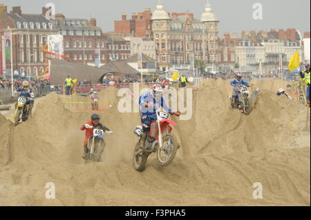 Weymouth, Dorset, UK - 11 octobre 2015. Lion's Beach annuel week-end de motocross sur plage de Weymouth. Weymouth et Portland Lion's organisent conjointement l'événement populaire avec club de motocross de Purbeck qui attire des centaines de coureurs, dont le test eux-mêmes sur la plage difficile course - Riders en compétition sur le parcours avec l'arrière-plan spectaculaire front de mer de Weymouth - Photo : Graham Hunt/Alamy Live News Banque D'Images