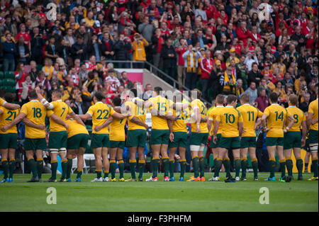 L'Australie squad la queue pour les hymnes nationaux, l'Australie v Pays de Galles match, le Stade de Twickenham, London, UK. 10 octobre 2015. Banque D'Images