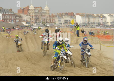 Weymouth, Dorset, UK - 11 octobre 2015. Lion's Beach annuel week-end de motocross sur plage de Weymouth. Weymouth et Portland Lion's organisent conjointement l'événement populaire avec club de motocross de Purbeck qui attire des centaines de coureurs, dont le test eux-mêmes sur la plage difficile course - Riders en compétition sur le parcours avec l'arrière-plan spectaculaire front de mer de Weymouth - Photo : Graham Hunt/Alamy Live News Banque D'Images