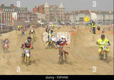 Weymouth, Dorset, UK - 11 octobre 2015. Lion's Beach annuel week-end de motocross sur plage de Weymouth. Weymouth et Portland Lion's organisent conjointement l'événement populaire avec club de motocross de Purbeck qui attire des centaines de coureurs, dont le test eux-mêmes sur la plage difficile course - Riders en compétition sur le parcours avec l'arrière-plan spectaculaire front de mer de Weymouth - Photo : Graham Hunt/Alamy Live News Banque D'Images