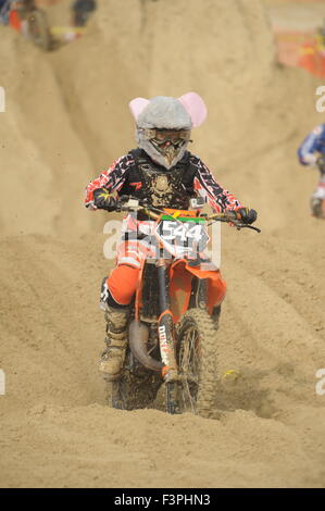 Weymouth, Dorset, UK - 11 octobre 2015. Lion's Beach annuel week-end de motocross sur plage de Weymouth. Weymouth et Portland Lion's organisent conjointement l'événement populaire avec club de motocross de Purbeck qui attire des centaines de coureurs, dont le test eux-mêmes sur la plage difficile - un cours pilote qui a ajouté des oreilles de souris à son casque - Photo : Graham Hunt/Alamy Live News Banque D'Images