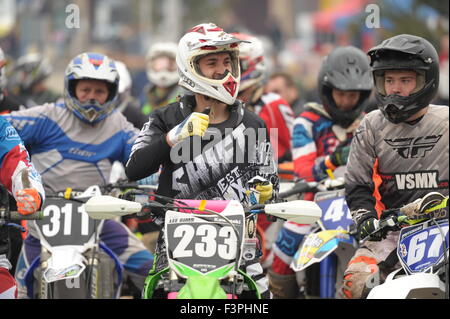 Weymouth, Dorset, UK - 11 octobre 2015. Lion's Beach annuel week-end de motocross sur plage de Weymouth. Weymouth et Portland Lion's organisent conjointement l'événement populaire avec club de motocross de Purbeck qui attire des centaines de coureurs, dont le test eux-mêmes sur la plage difficile course - Riders attendaient leur tour pour s'aligner sur la plage pour la course - Photo : Graham Hunt/Alamy Live News Banque D'Images