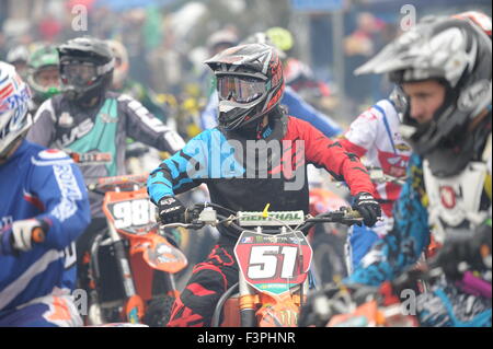 Weymouth, Dorset, UK - 11 octobre 2015. Lion's Beach annuel week-end de motocross sur plage de Weymouth. Weymouth et Portland Lion's organisent conjointement l'événement populaire avec club de motocross de Purbeck qui attire des centaines de coureurs, dont le test eux-mêmes sur la plage difficile course - Riders attendaient leur tour pour s'aligner sur la plage pour la course - Photo : Graham Hunt/Alamy Live News Banque D'Images