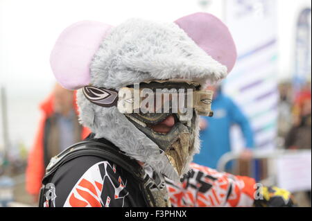 Weymouth, Dorset, UK - 11 octobre 2015. Lion's Beach annuel week-end de motocross sur plage de Weymouth. Weymouth et Portland Lion's organisent conjointement l'événement populaire avec club de motocross de Purbeck qui attire des centaines de coureurs, dont le test eux-mêmes sur la plage difficile course - spectateur avec souris Oreilles attachées à son casque - Photo : Graham Hunt/Alamy Live News Banque D'Images