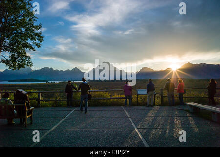 Les touristes profiter de coucher du soleil à partir de patio de célèbre et historique Jackson Lake Lodge, Parc National de Grand Teton Teton Range ; Banque D'Images